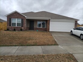 2801 W McLaren Dr in Fayetteville, AR - Building Photo