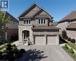 130 Coopershawk St in Kitchener, ON - Building Photo