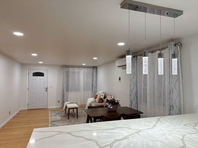 2102 N 192nd St in Shoreline, WA - Foto de edificio - Building Photo