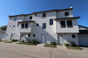 100 W Village Blvd in Laredo, TX - Building Photo