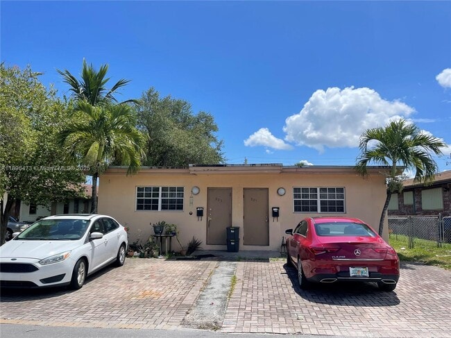 825 NW 9th St in Hallandale Beach, FL - Building Photo - Building Photo