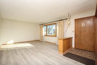 1705 Elmwood Dr in Bettendorf, IA - Building Photo - Building Photo