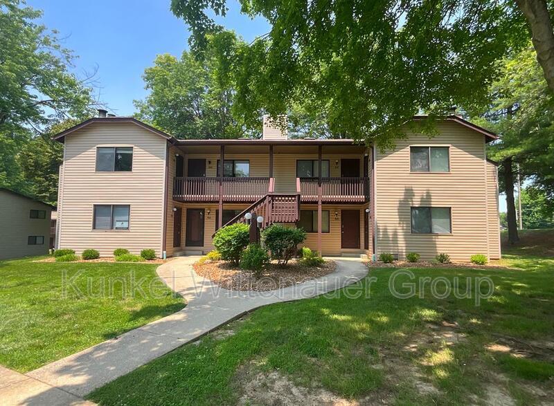 57 Pepperwood Ct in Glen Carbon, IL - Building Photo