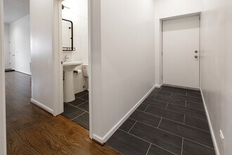 2216 W Taylor St in Chicago, IL - Building Photo - Building Photo