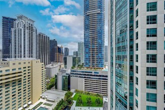 1200 Brickell Bay Dr in Miami, FL - Building Photo - Building Photo