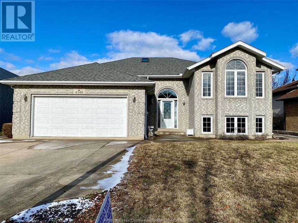 4348 Golfcourse Cres in Windsor, ON - Building Photo