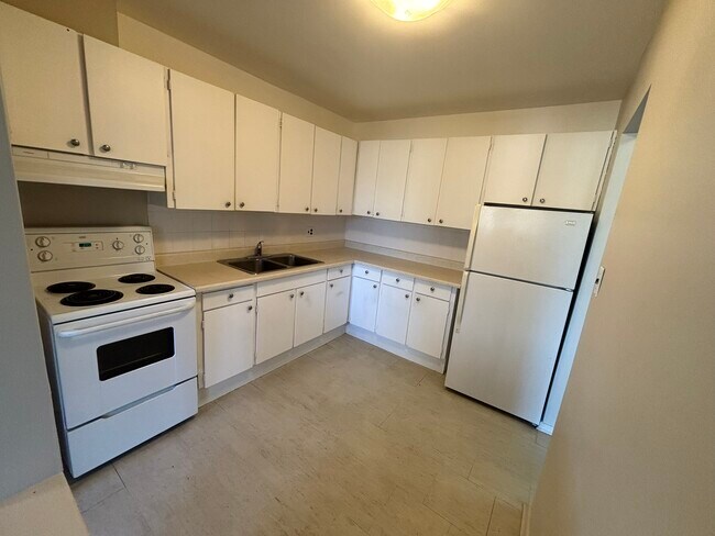 10 Esson St in Kitchener, ON - Building Photo - Building Photo