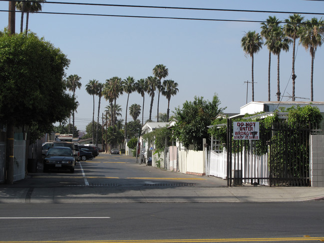 702 E Compton Blvd in Rancho Dominguez, CA - Foto de edificio - Building Photo