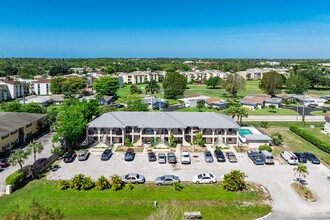 4240 Gulfstream Dr in Naples, FL - Foto de edificio - Building Photo