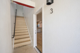 1321 N June St, Unit 3 in Los Angeles, CA - Building Photo - Building Photo