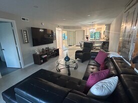 1155 Rosemary Ct, Unit Hideaway Naples in Naples, FL - Building Photo