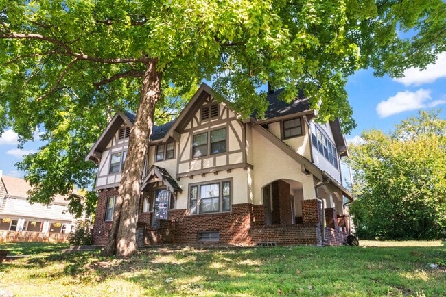 5401 Rockhill Rd in Kansas City, MO - Building Photo - Building Photo