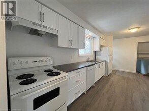 121 Markwood Dr in Kitchener, ON - Building Photo - Building Photo