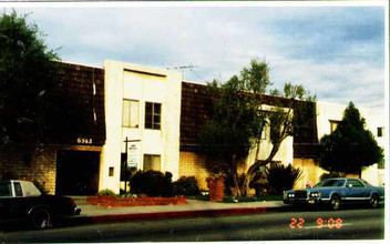 Whitsett Gardens in North Hollywood, CA - Foto de edificio - Building Photo