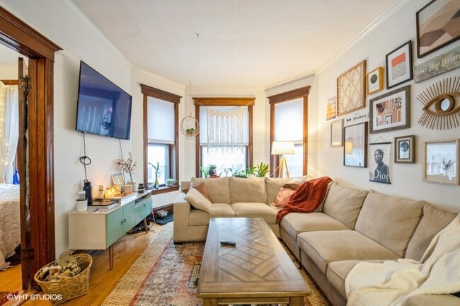 1233 W Newport Ave, Unit #2 in Chicago, IL - Building Photo - Building Photo