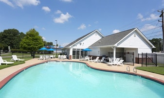 College Square Townhomes Apartments in Virginia Beach, VA - Building Photo