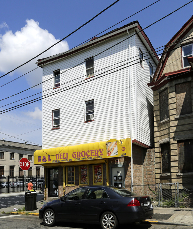 297 Van Houten Ave in Paterson, NJ - Building Photo - Building Photo