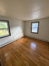 372 Park St, Unit 3 in Bristol, CT - Foto de edificio - Building Photo