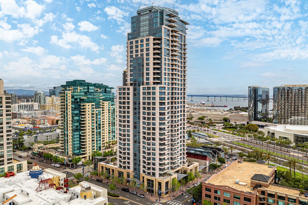 The Pinnacle Tower in San Diego, CA - Building Photo