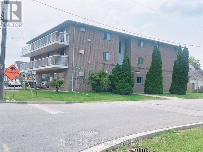 210-210 Pelham Rd in St Catharines, ON - Building Photo - Building Photo