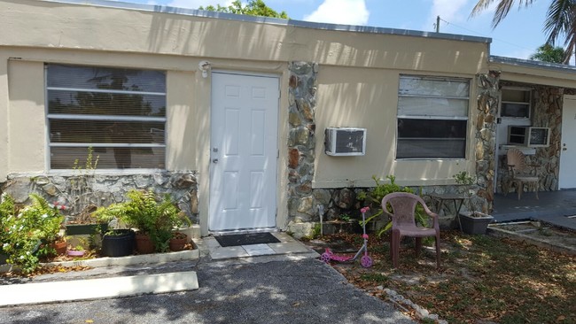 3063 Floweva St in West Palm Beach, FL - Building Photo - Building Photo