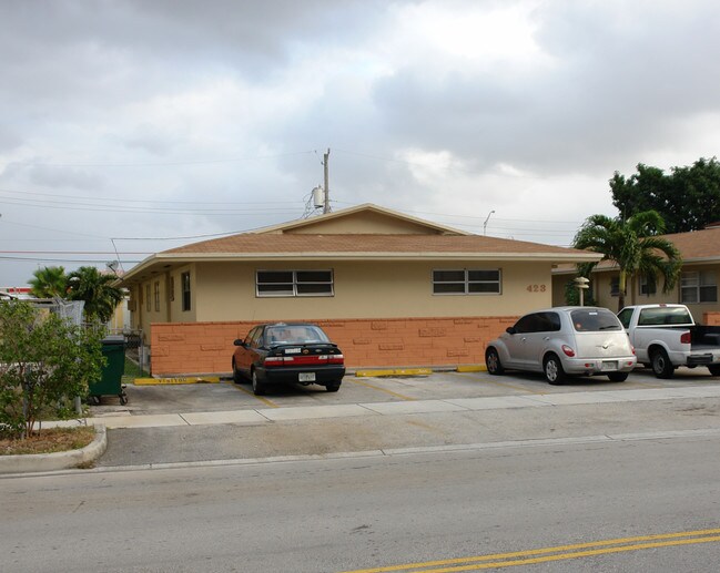 423-429 E 23rd St in Hialeah, FL - Foto de edificio - Building Photo