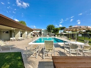 10000 NW 9th St Cir in Miami, FL - Building Photo - Building Photo