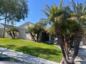 4921 Scenario Dr in Huntington Beach, CA - Building Photo