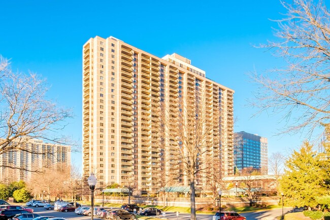 5505 Seminary Rd, Unit 311N in Falls Church, VA - Foto de edificio - Building Photo