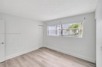 9373 Fontainebleau Blvd, Unit 215 in Miami, FL - Building Photo - Building Photo