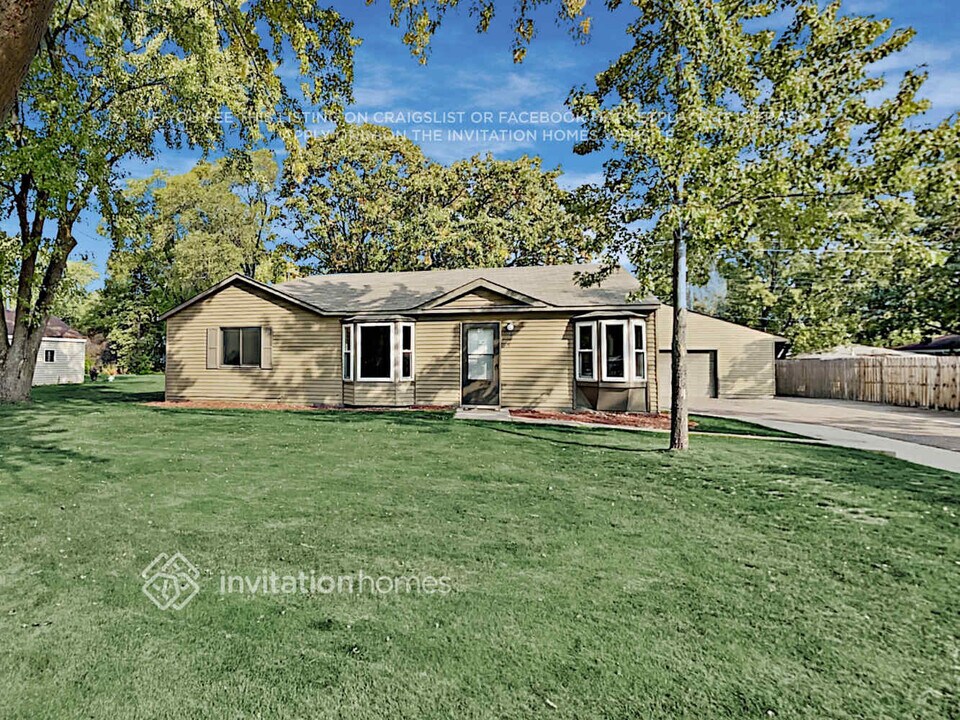 803 Manor Dr NE in Minneapolis, MN - Building Photo