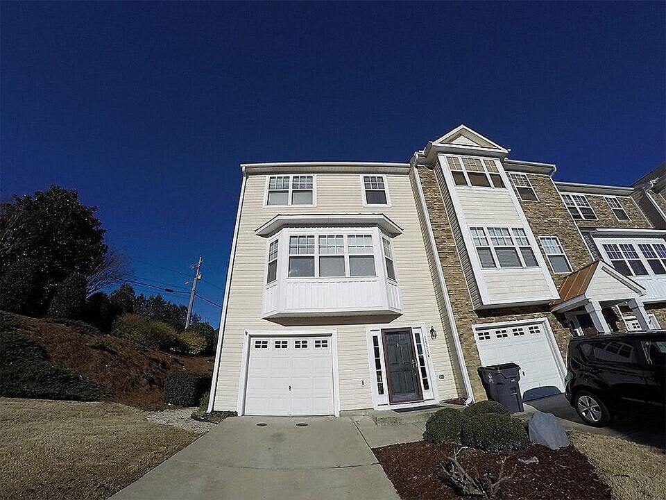 Room in Townhome on Haywards Heath Ln in Apex, NC - Building Photo