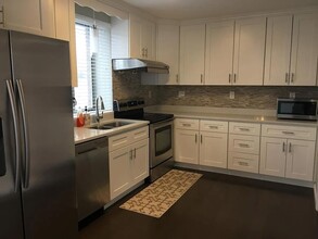 20 Hammond Pond Pky, Unit 308 in Chestnut Hill, MA - Building Photo - Building Photo