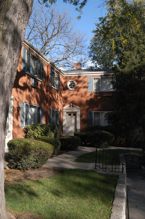 Pinetree Apartments in Deerfield, IL - Building Photo