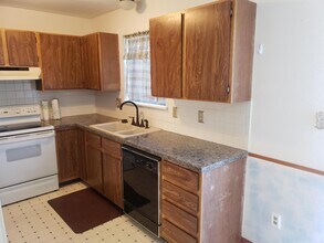 1370 N Riverbend Dr in Douglas, WY - Foto de edificio - Building Photo