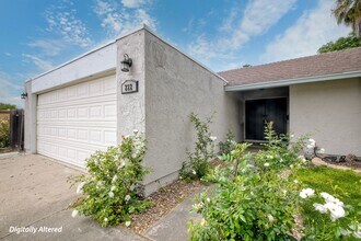 222 Avenida Chapala in San Marcos, CA - Building Photo - Building Photo