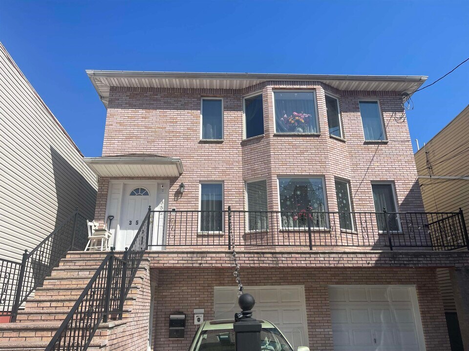 352 4th St in Jersey City, NJ - Building Photo