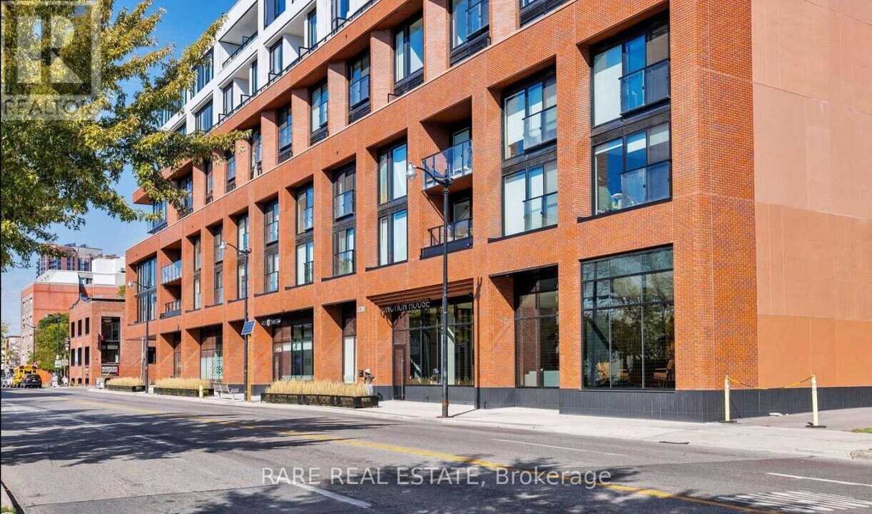 2720 Dundas St W in Toronto, ON - Building Photo