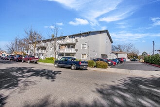 La Loma Senior Apartments in Modesto, CA - Foto de edificio - Building Photo