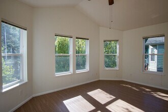 235 SW Hooker St in Portland, OR - Building Photo - Building Photo