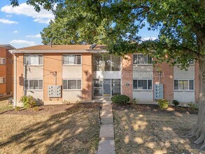 16 Bruce Dr in Florissant, MO - Foto de edificio - Building Photo