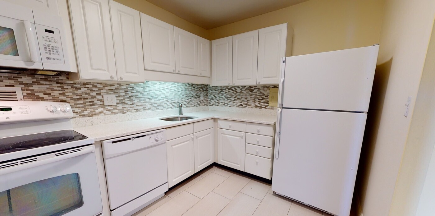 77 Monmouth St, Unit 211 in Brookline, MA - Building Photo