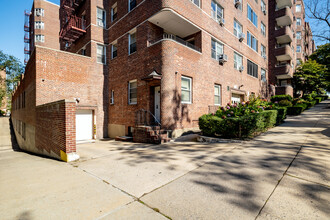 George Washington Apartments in Forest Hills, NY - Building Photo - Building Photo