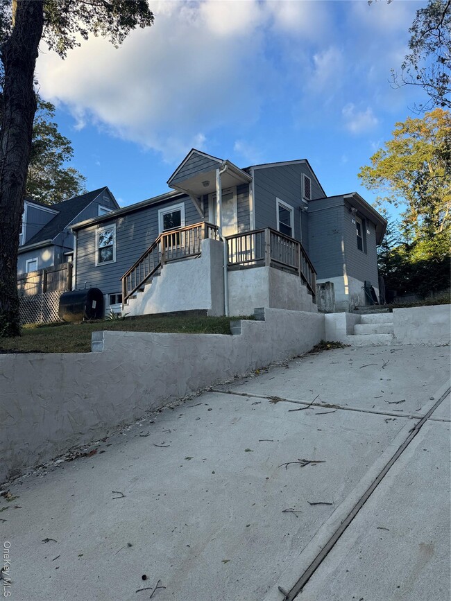 property at 21 Lincoln Dr
