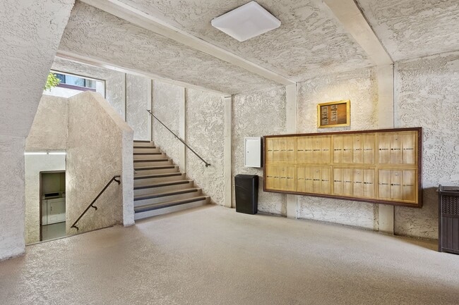 Canyon Glen Apartments in Studio City, CA - Building Photo - Building Photo