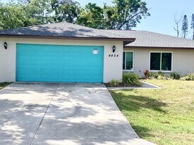 4404 Meadow Creek Cir in Sarasota, FL - Building Photo