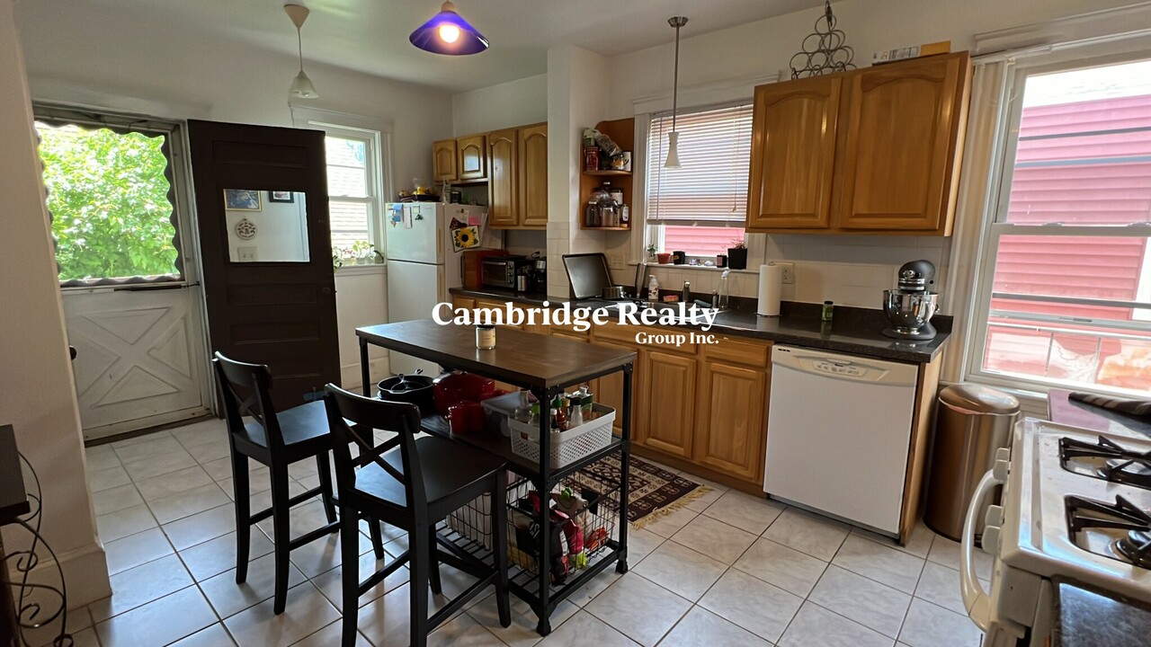 28 Washburn Ave, Unit 3R in Cambridge, MA - Building Photo