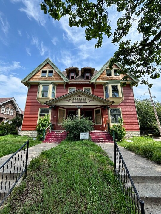 2902-2904-2904 W State St in Milwaukee, WI - Building Photo