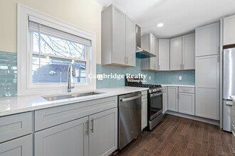 232 Fulton St, Unit T in Medford, MA - Foto de edificio - Building Photo