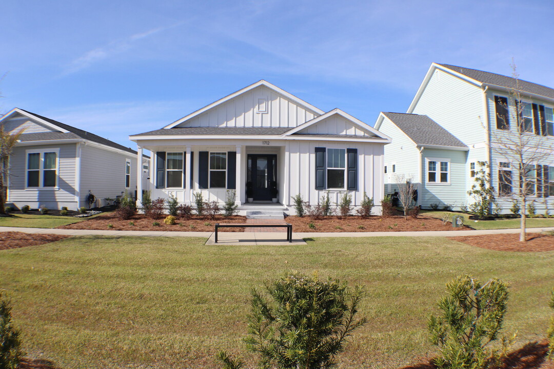 1712 Sweet Pea Ct in Panama City, FL - Building Photo